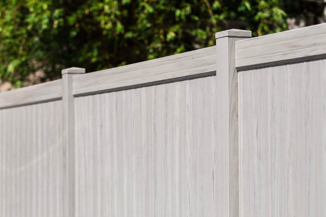 Vinyl fence installation in Pomona, CA